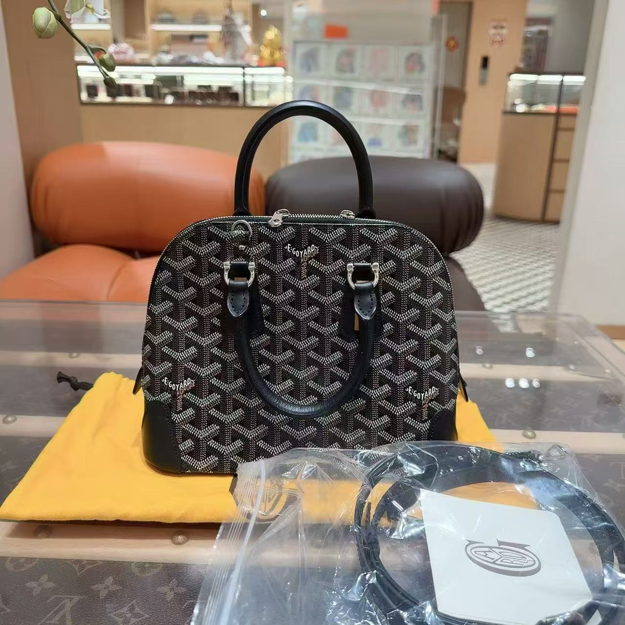 95新 Gaoy/戈雅 经典老花保龄球手提斜挎包！工价21950