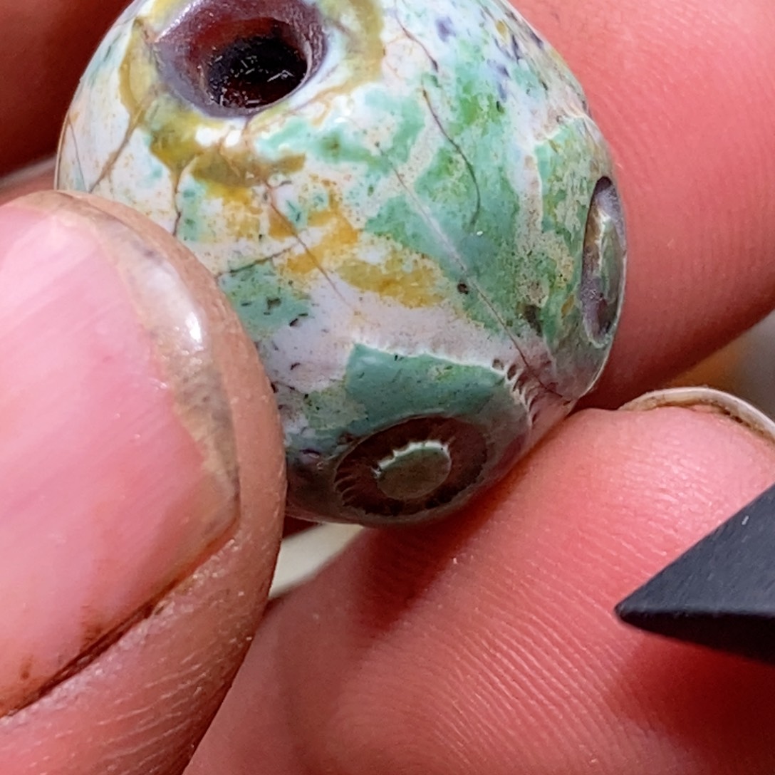 DIY琉璃珠子的颜色是蓝色的