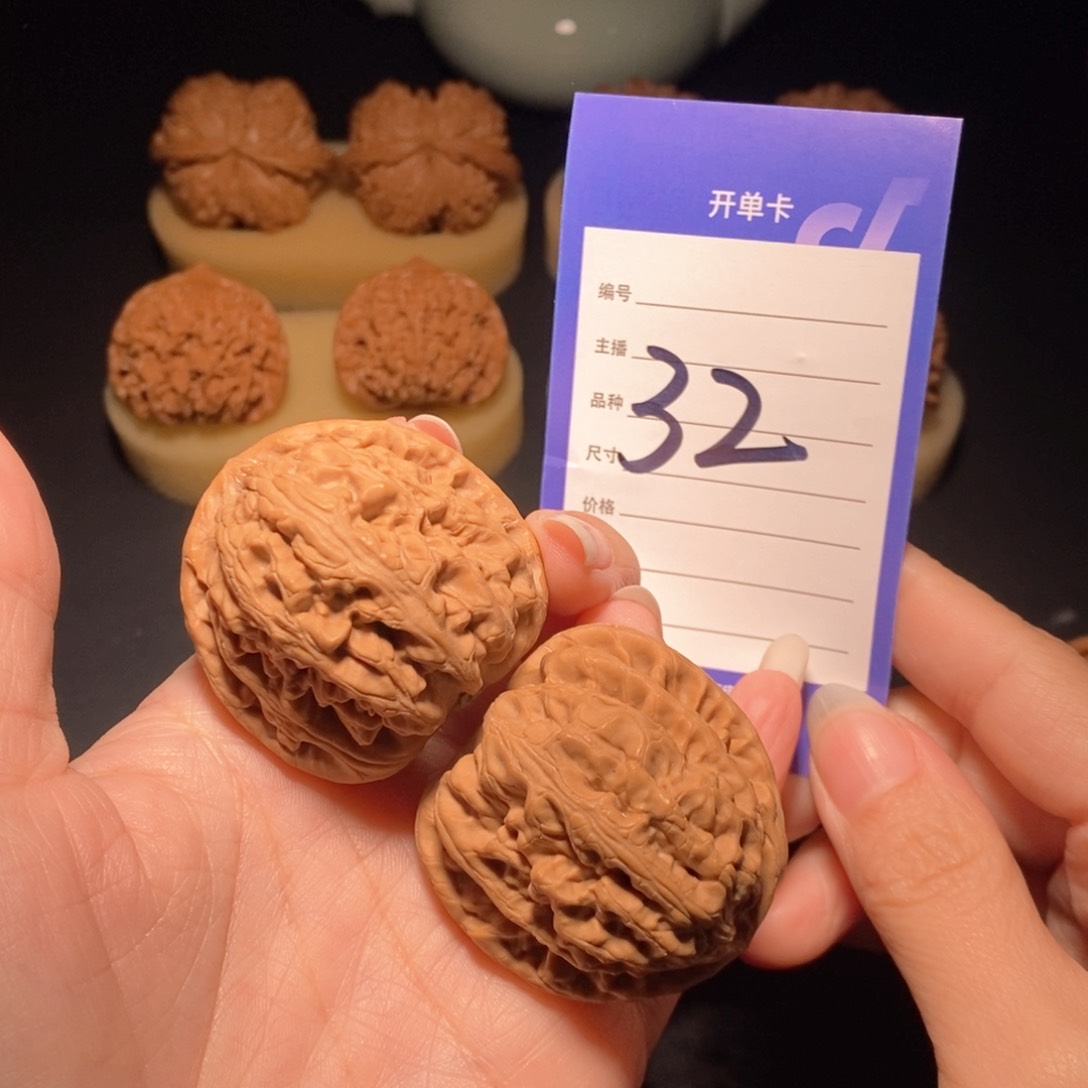 文玩核桃把件红锦鲤42左右 偏远地区不发货