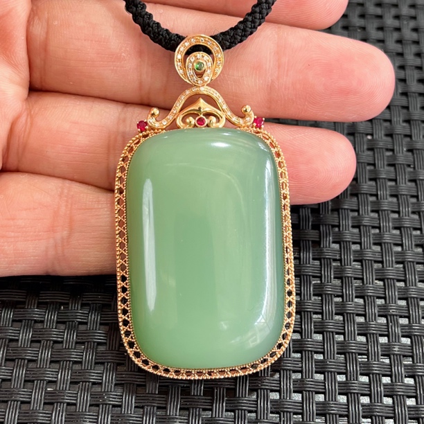 【粉青高荧光无结构36克】俄七号矿老料碧玉约63*33*13mm镶金吊坠