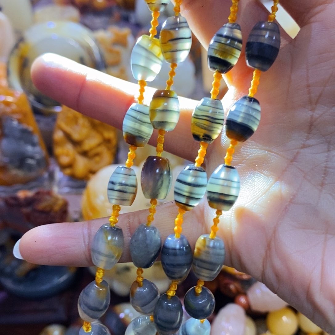 石英质玉（黄龙玉）颈饰未镶嵌