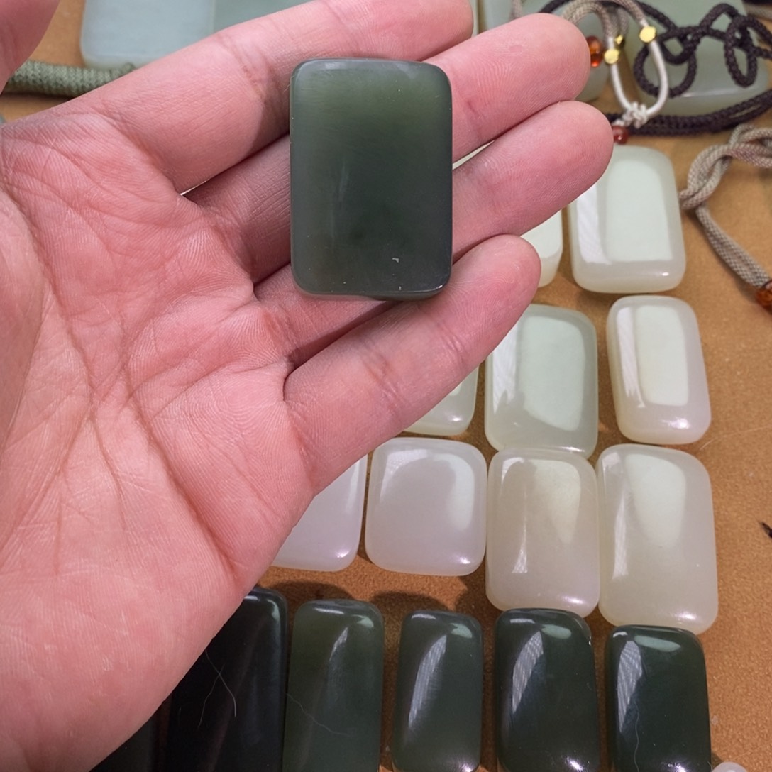 和田玉颈饰未镶嵌微瑕有包容