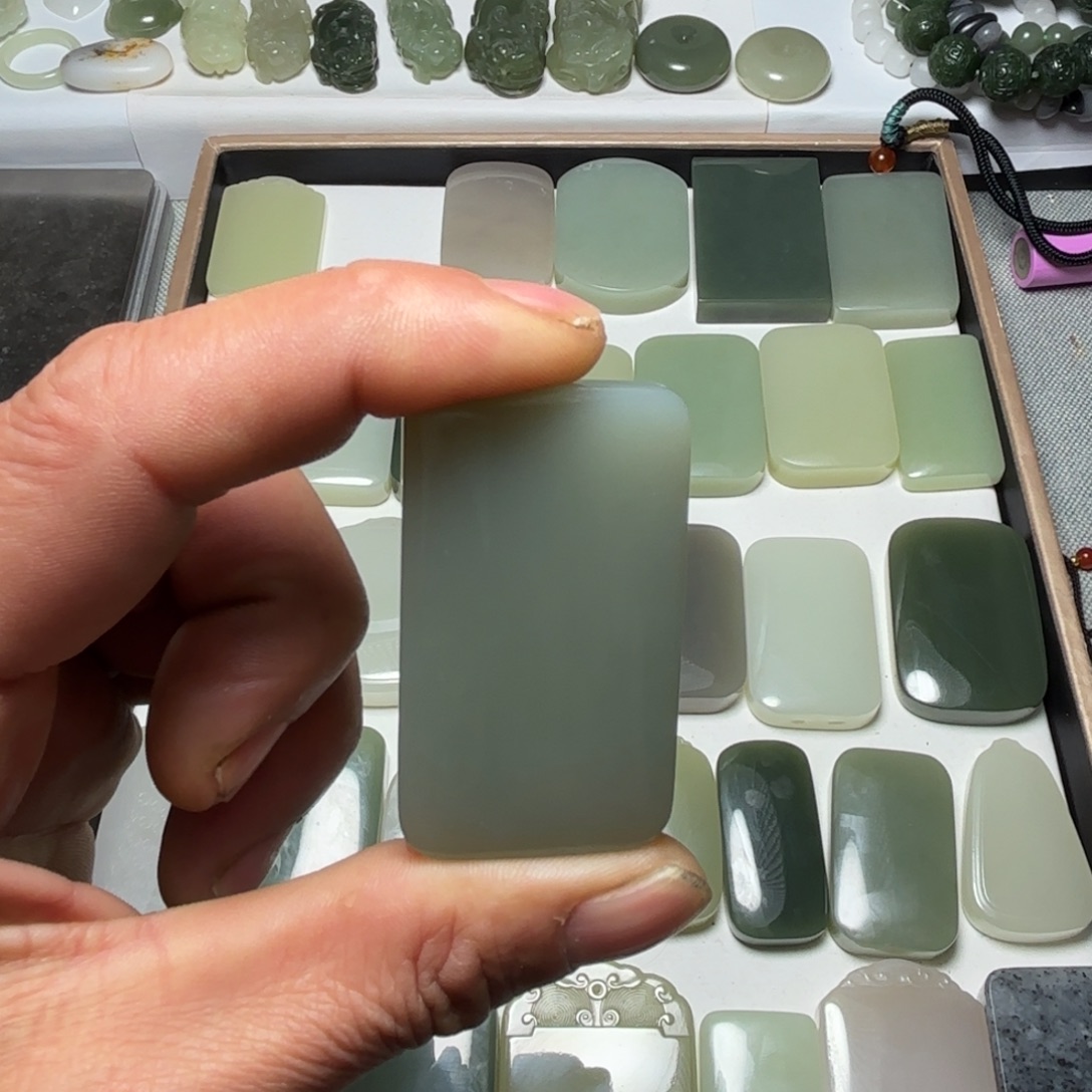 平***人和田玉未镶嵌颈饰