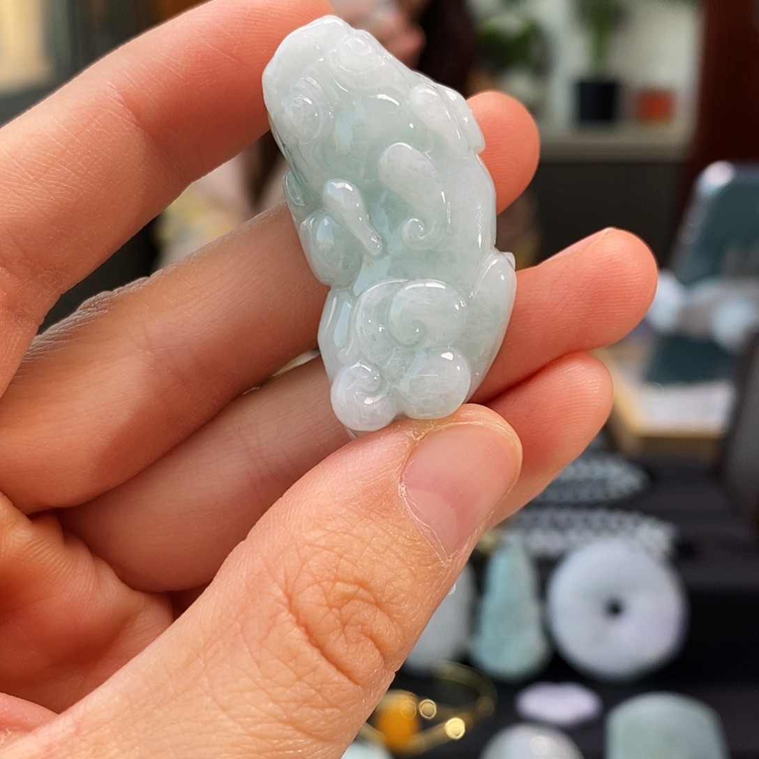 翡翠未镶嵌颈饰貔貅