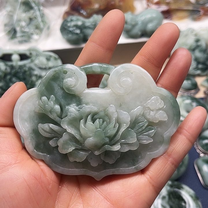 透闪石-蛇纹石玉未镶嵌颈饰小**、