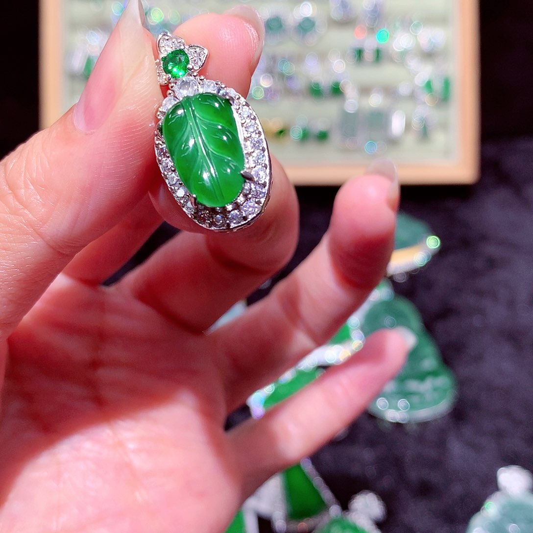 【闪购商品】翡翠吊坠(不含链)未镶嵌