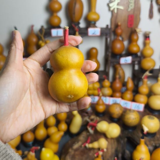 手把周正侧齐宫廷葫芦