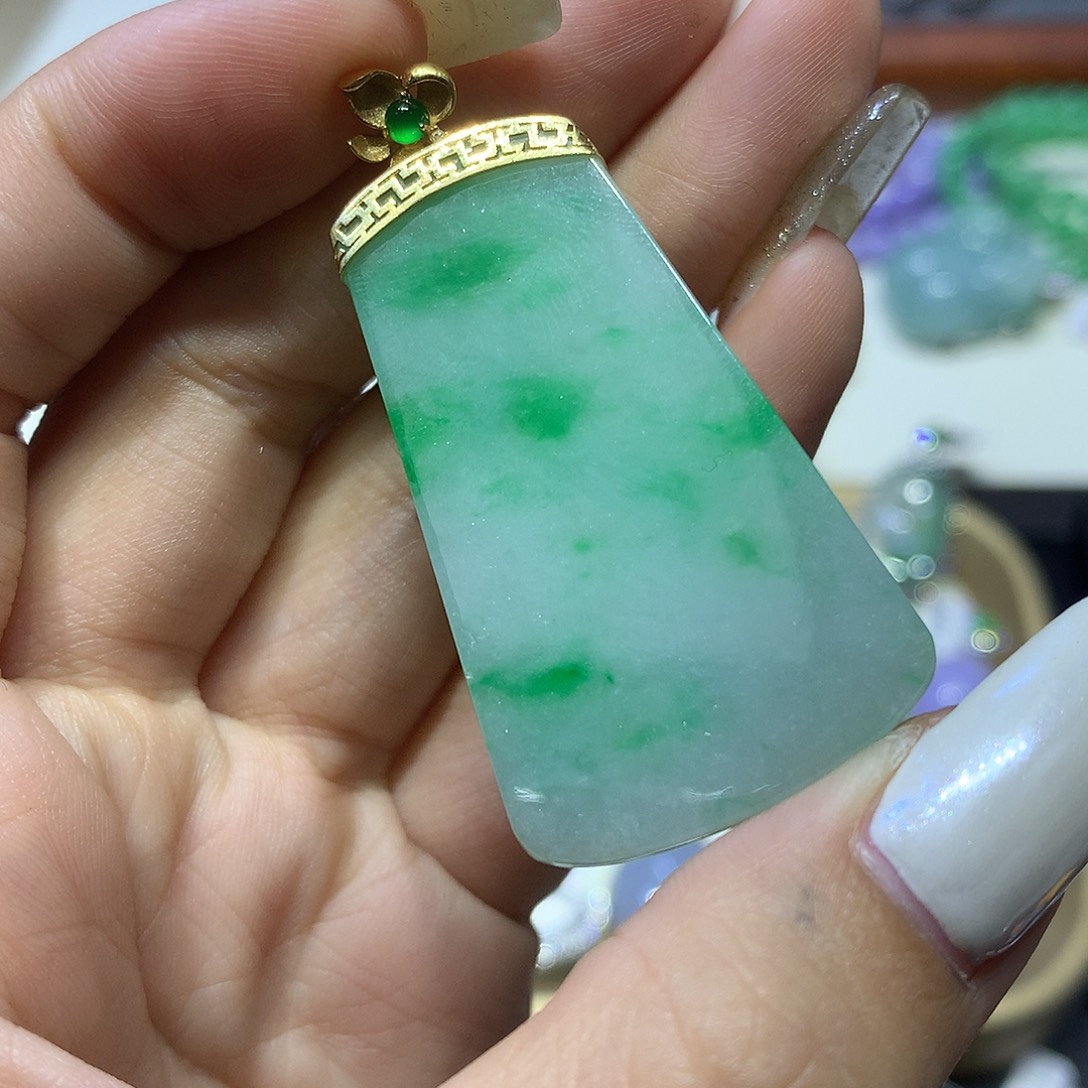 翡翠18K金镶嵌颈饰