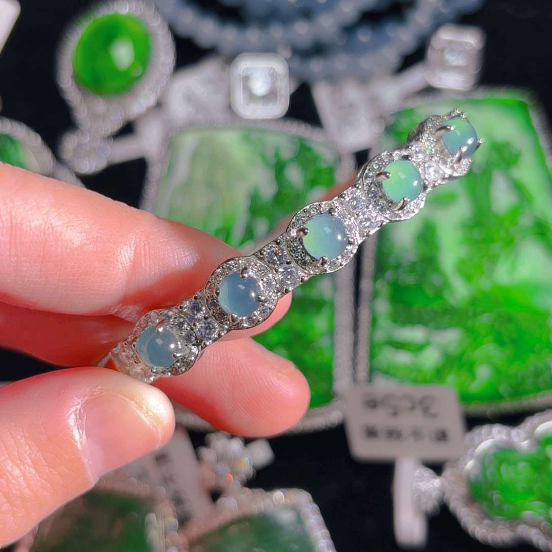 翡翠颈饰未镶嵌手镯