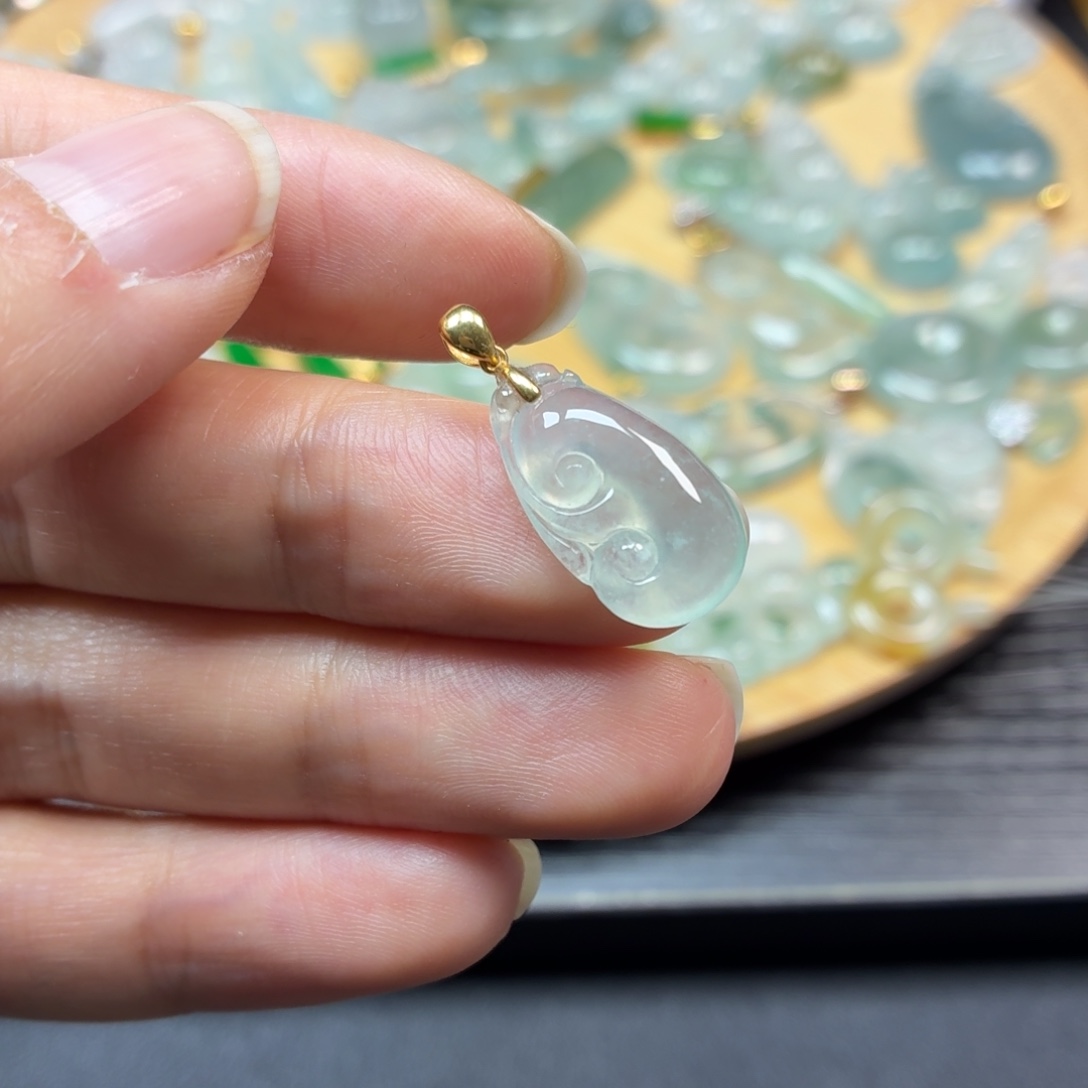 福***娃翡翠18K金镶嵌颈饰如意