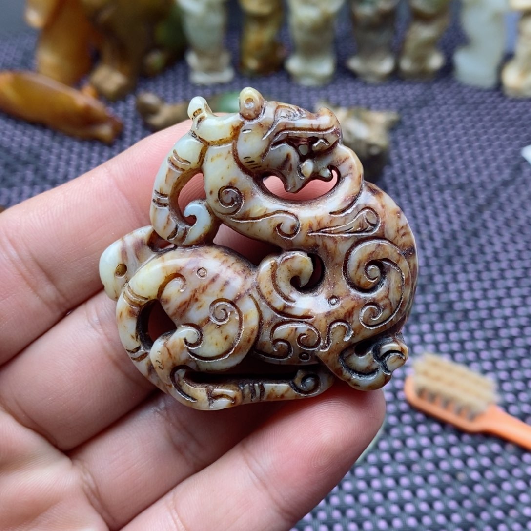 蛇纹石玉颈饰未镶嵌