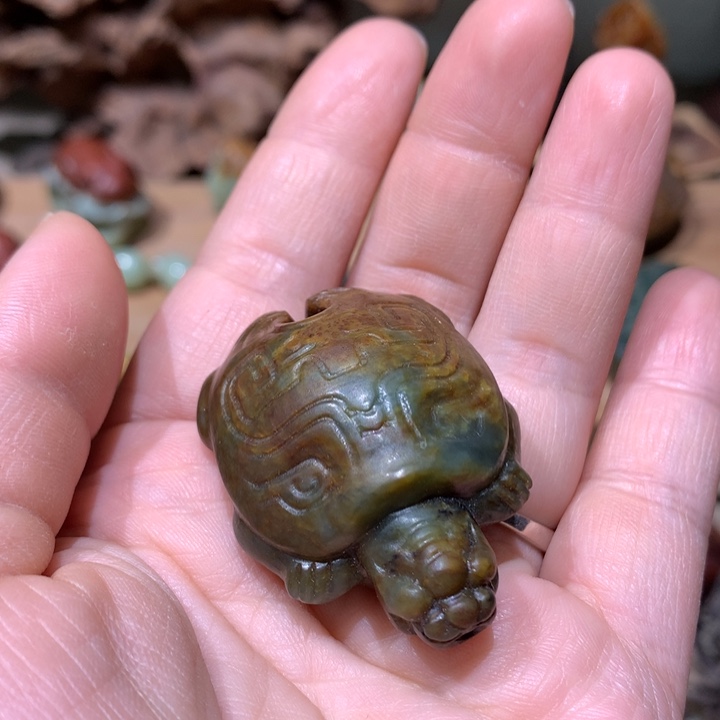 未镶嵌岫岩河磨玉（透闪石质玉）把件