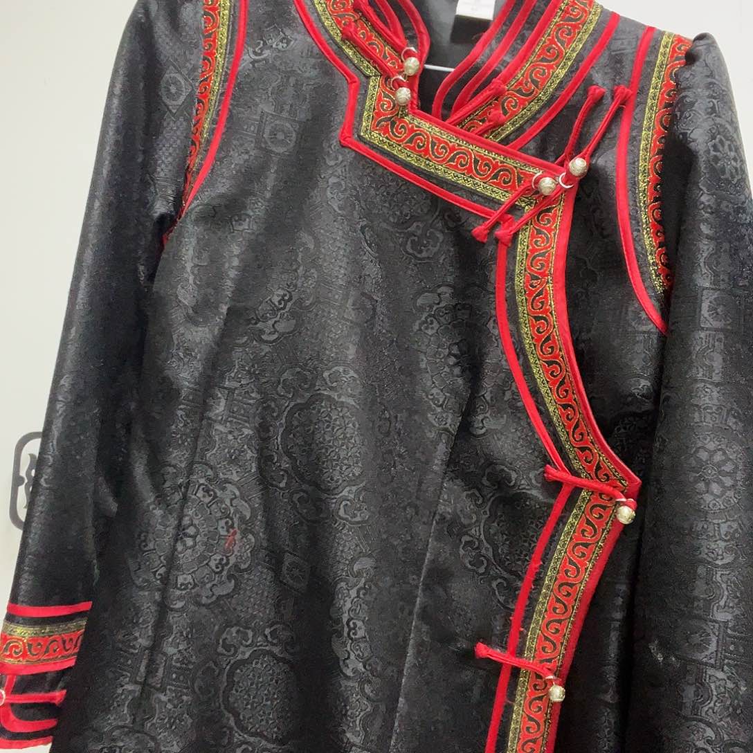 黑色红边中长款M.    