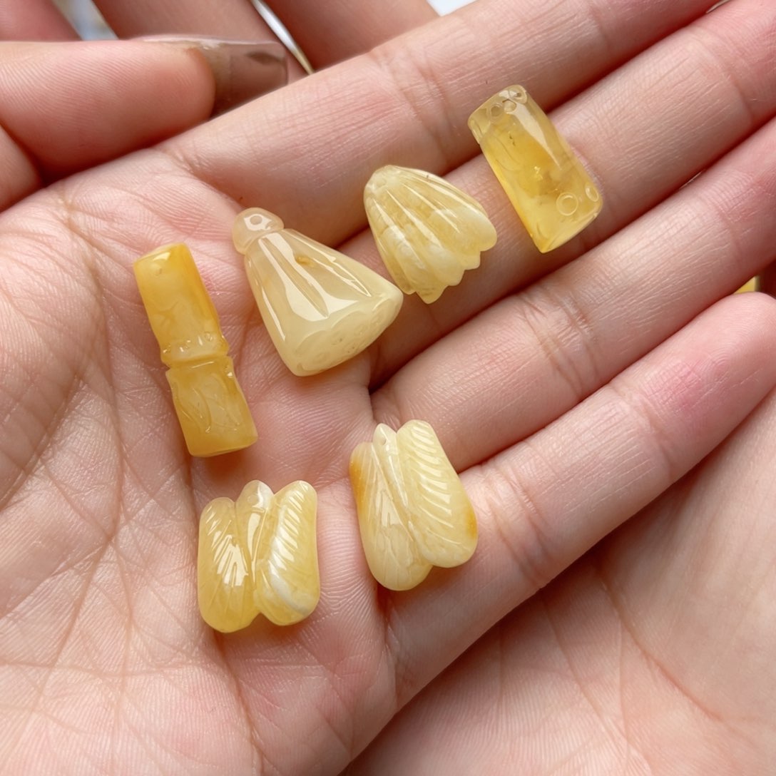 蜜蜡裸石未镶嵌雕刻件随机一个梦