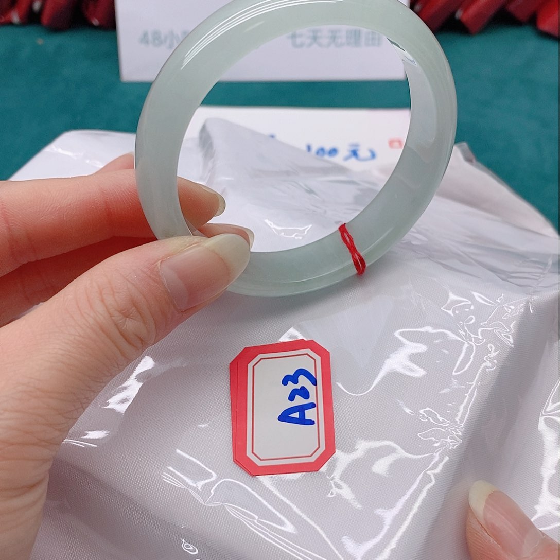 翡翠手镯未镶嵌小*人A23333333333