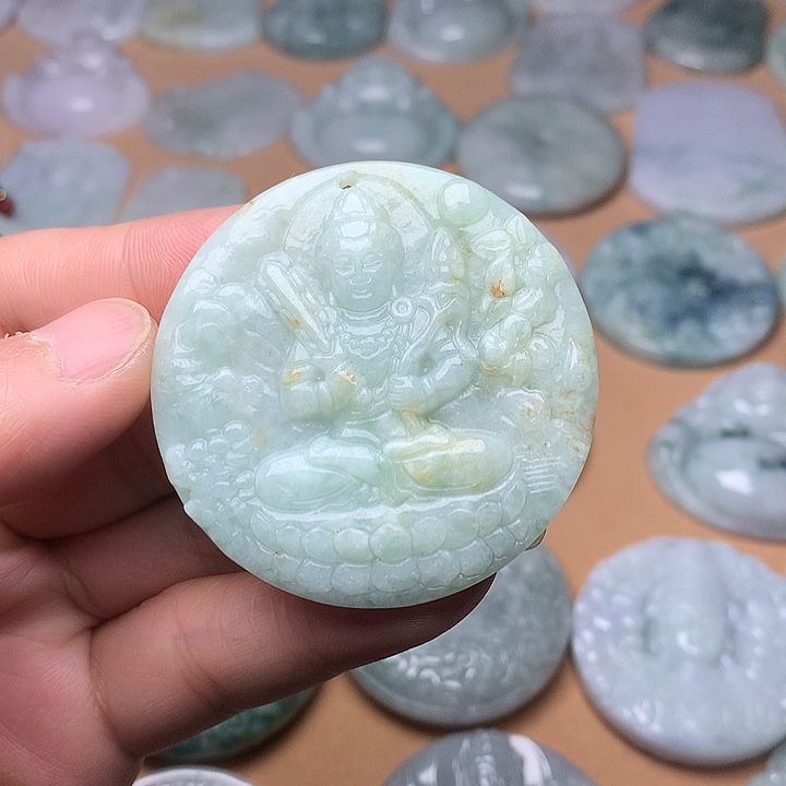 翡翠未镶嵌颈饰虚空