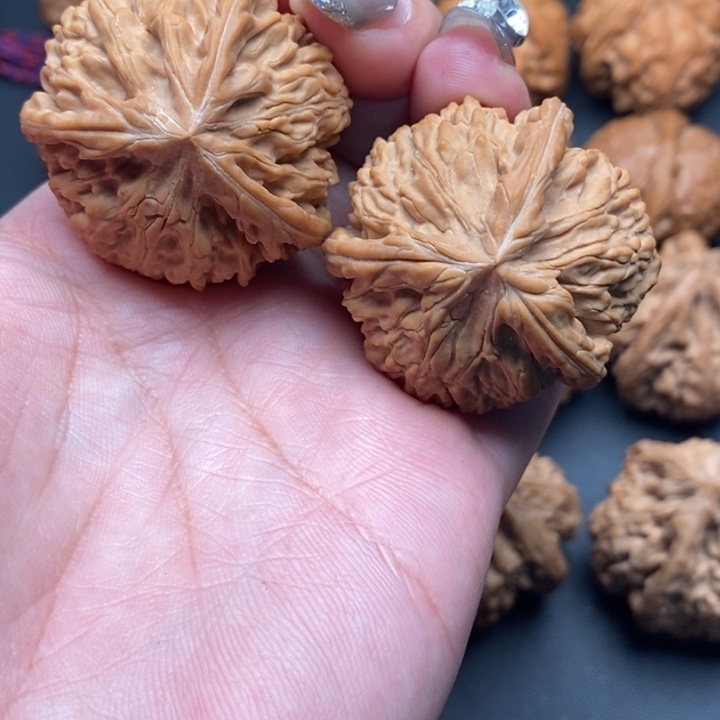 文玩核桃吊坠?*?三棱