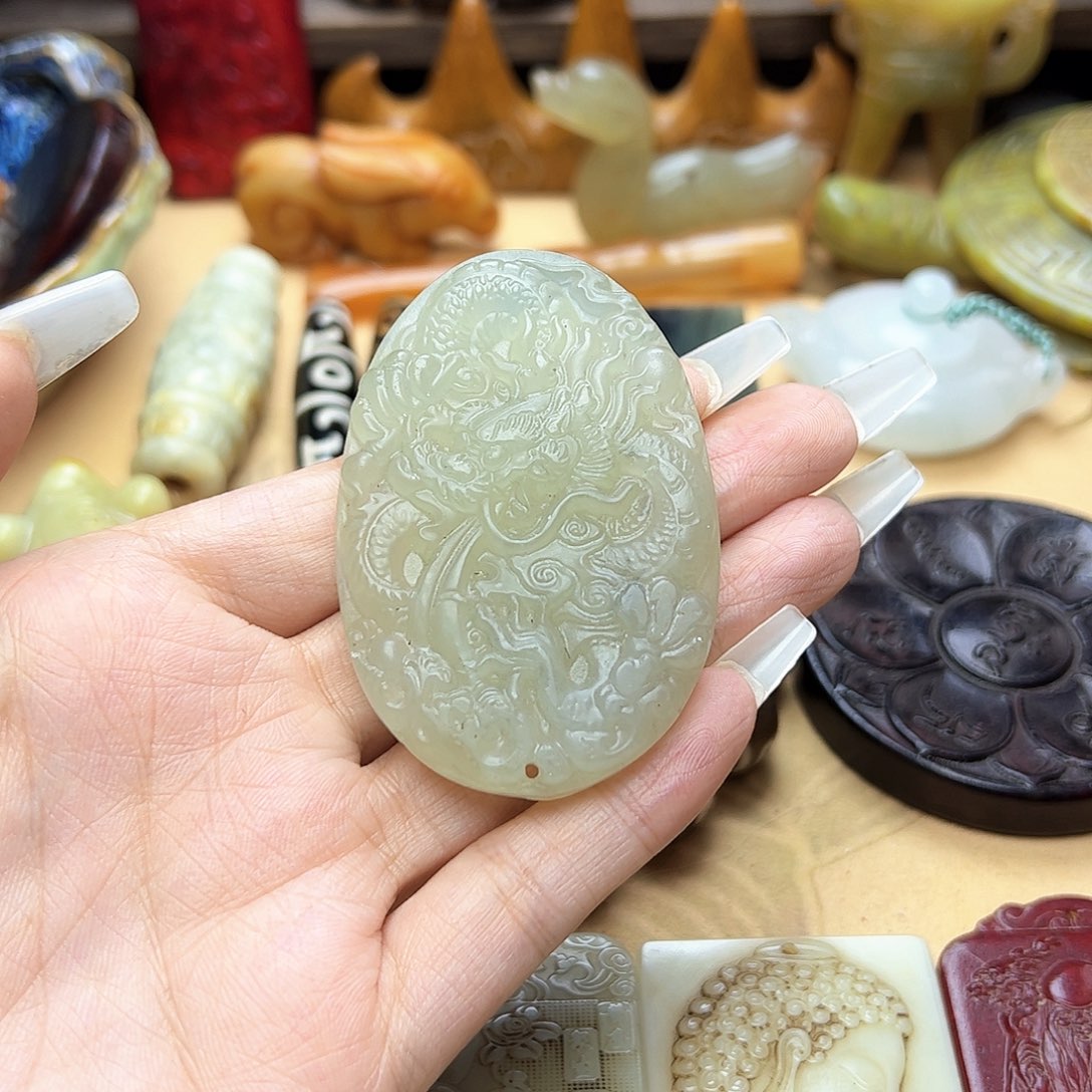 蛇纹石玉未镶嵌颈饰