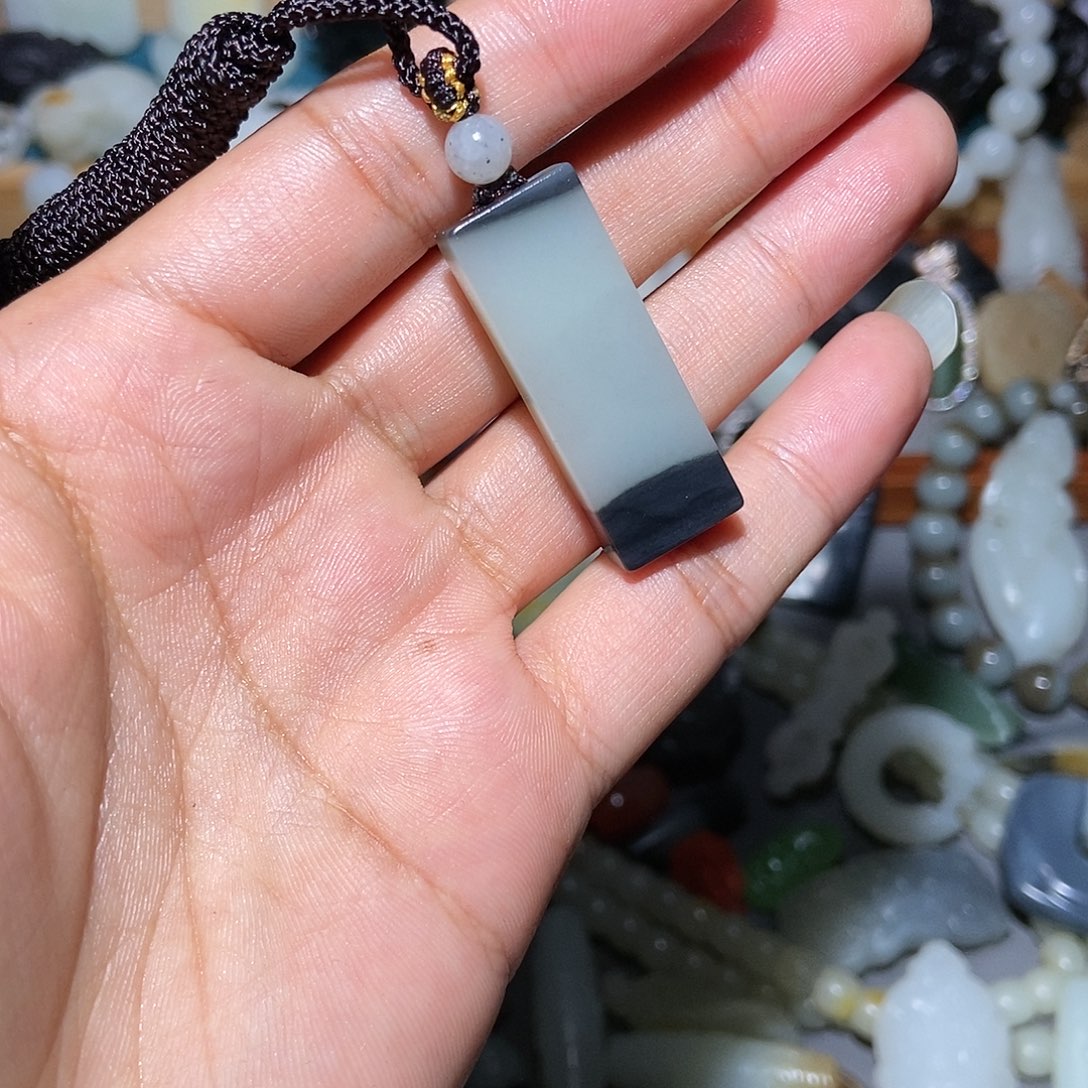 卉***卉和田玉未镶嵌颈饰