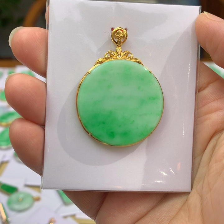 翡翠颈饰18K金镶嵌翡翠吊坠