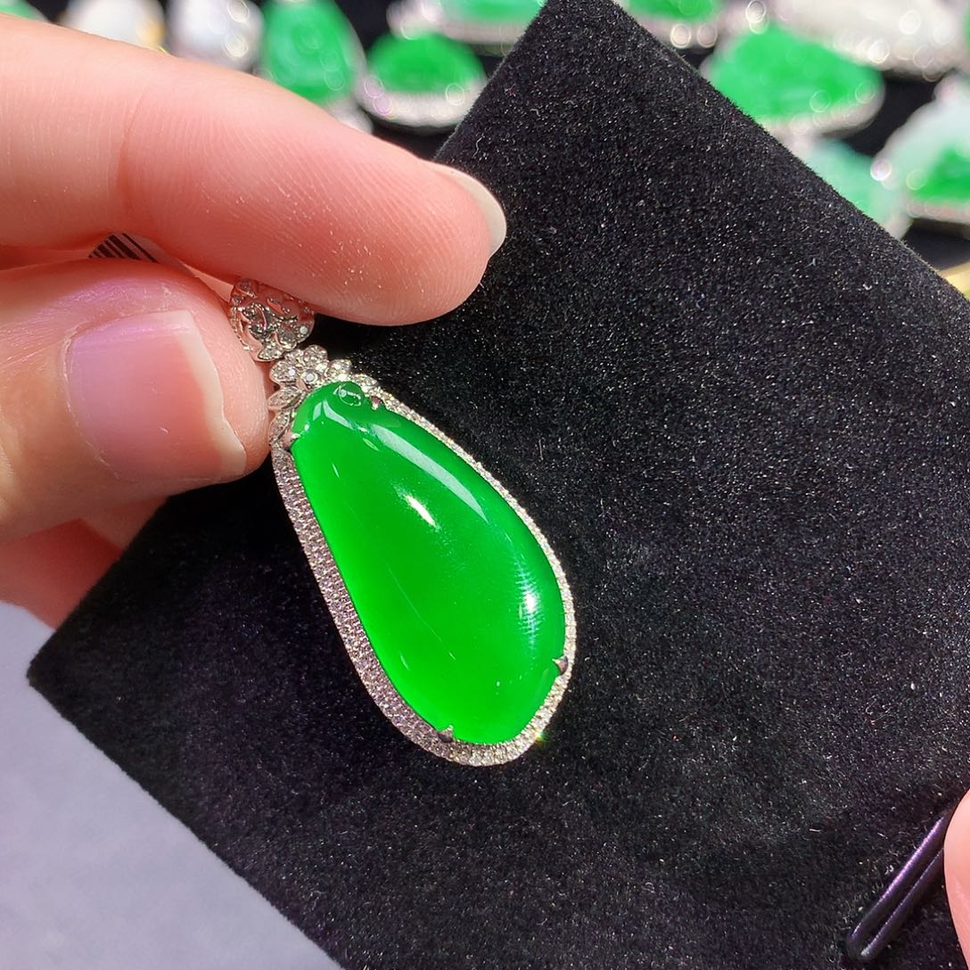 翡翠18K金镶嵌颈饰