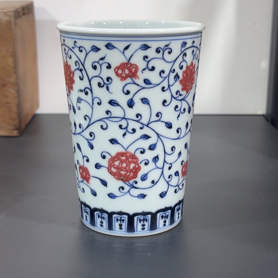 青花釉里红缠枝花卉大可乐杯