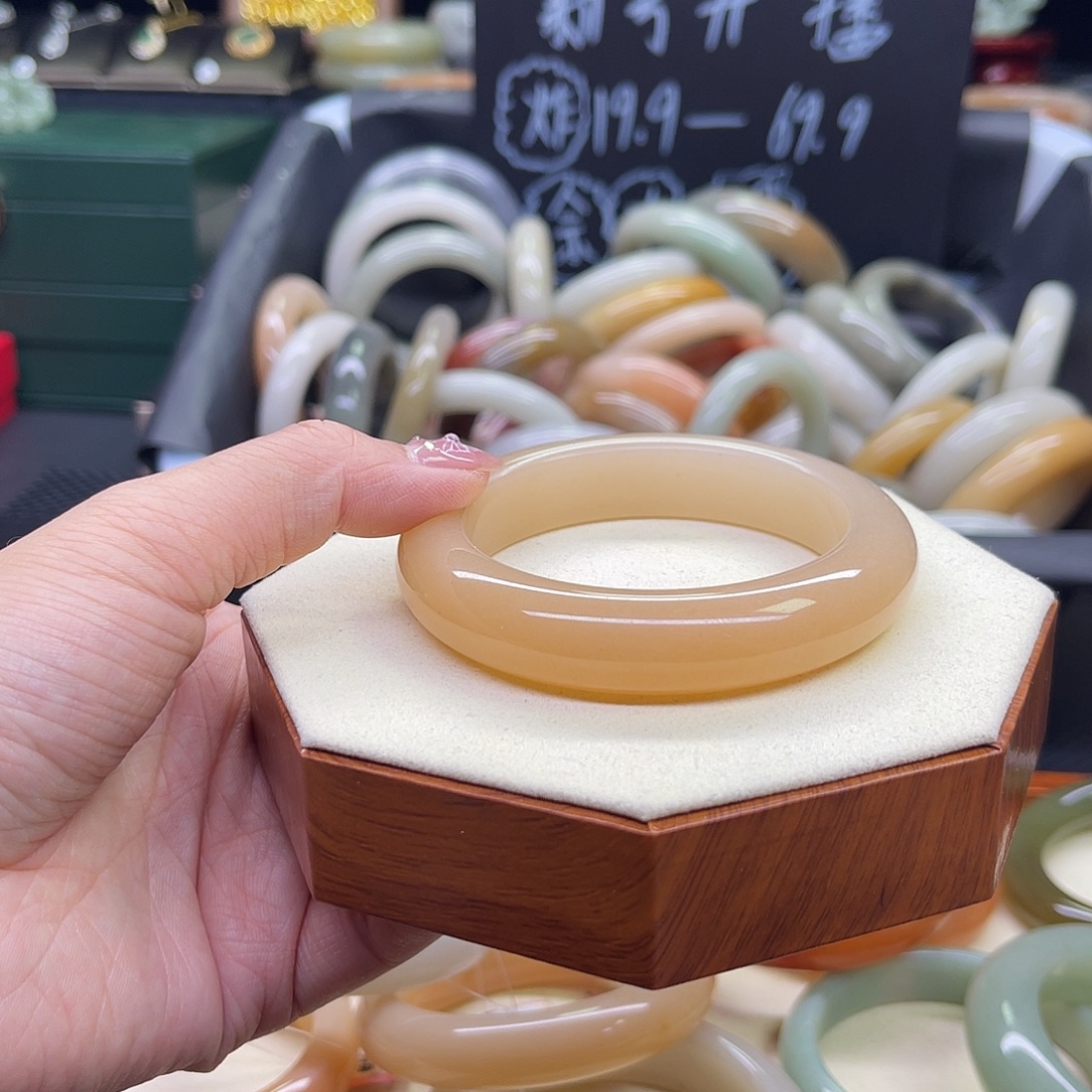 *****石英质玉未镶嵌手镯