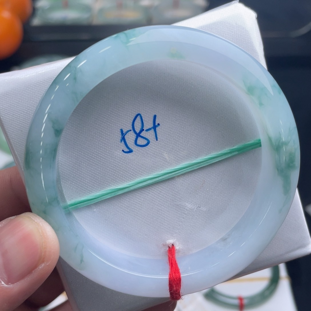 翡翠手镯未镶嵌翡翠手镯