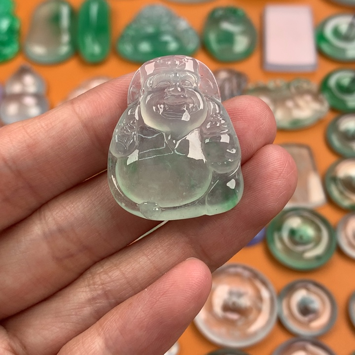 翡翠挂件未镶嵌…..