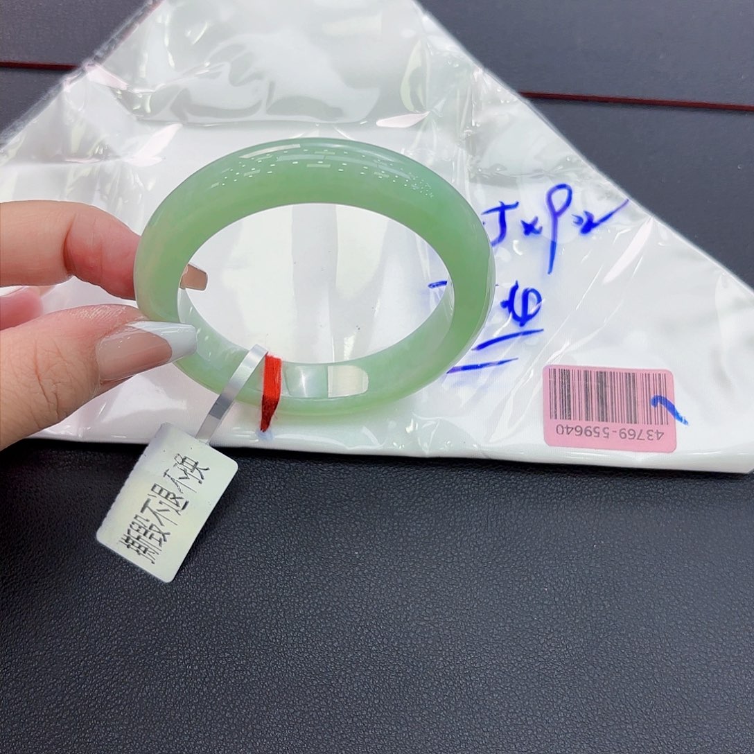 翡翠手镯未镶嵌手镯