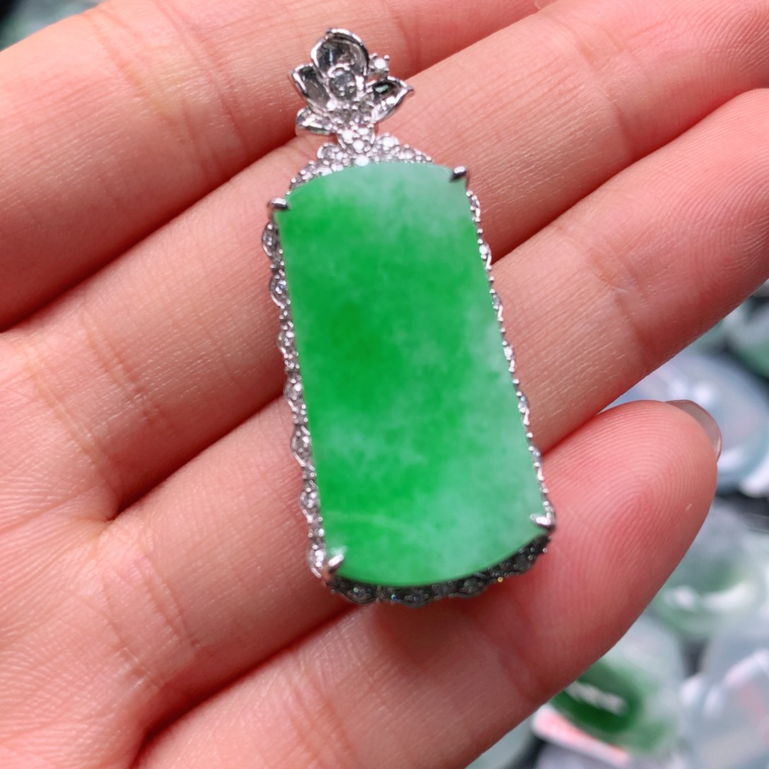 翡翠颈饰18K金镶嵌天然翡翠