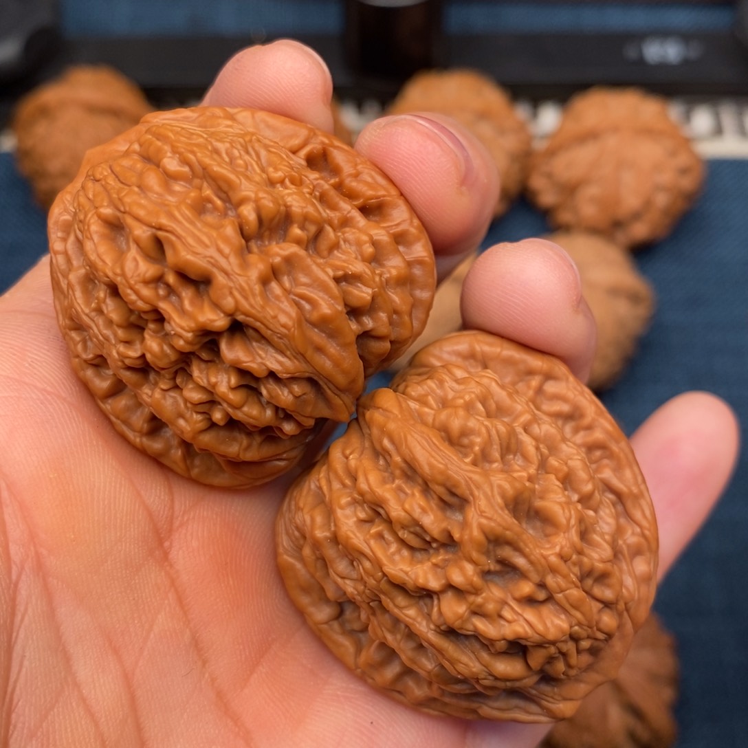 文玩核桃把件38红皮全品虎头