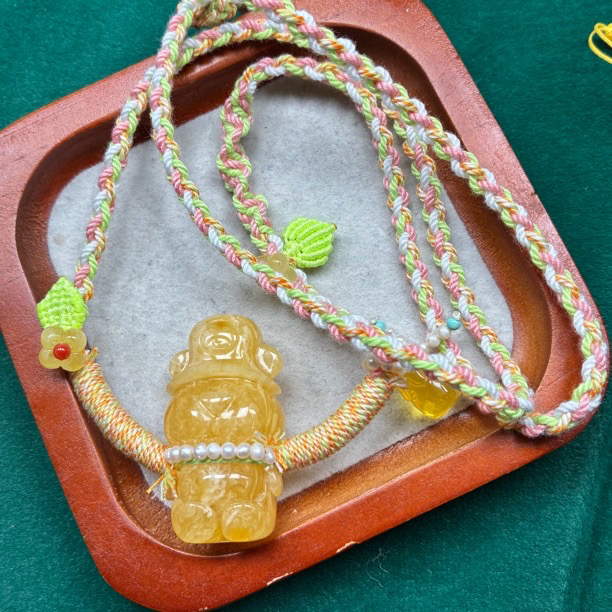 天然琥珀蜜蜡鸡油黄虎皮妖花帽子熊套链（抖音基地发货，带证书）