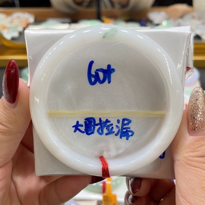 翡翠手镯未镶嵌翡翠