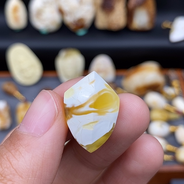 琥珀裸石未镶嵌金瓷白盾牌