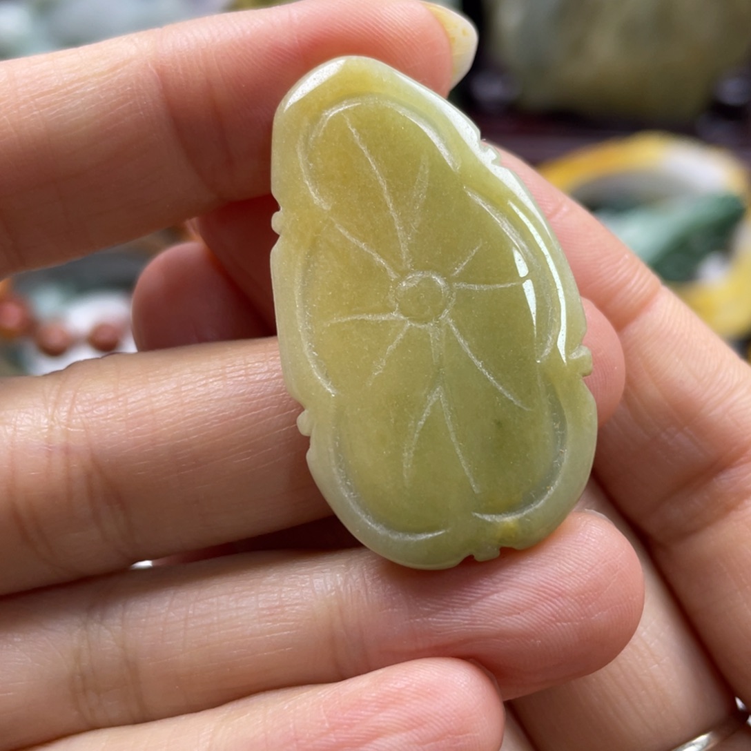 翡翠未镶嵌颈饰牌子