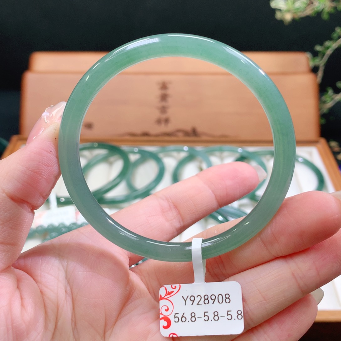 翡翠手镯未镶嵌天然