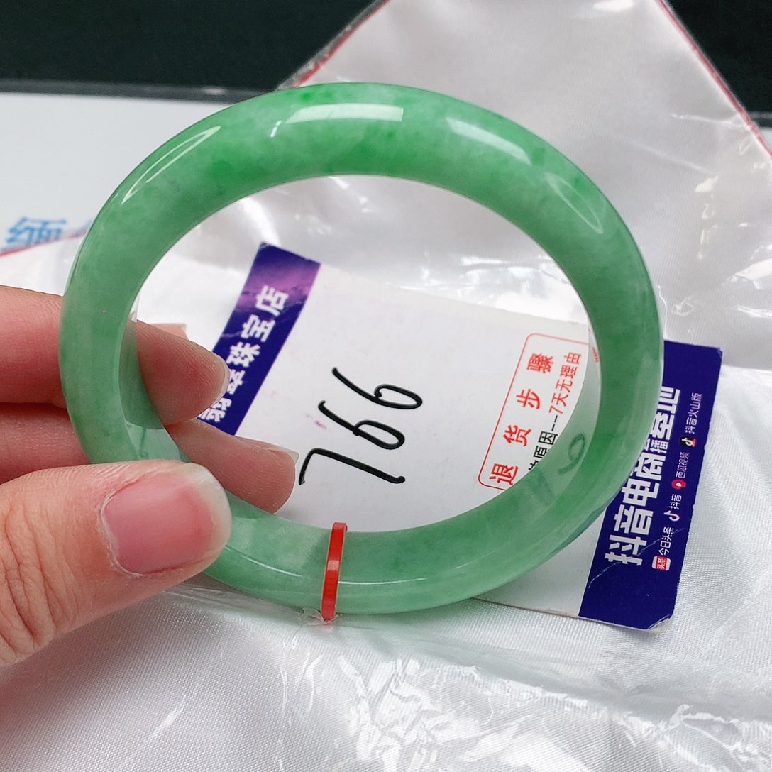 翡翠手镯未镶嵌翡翠