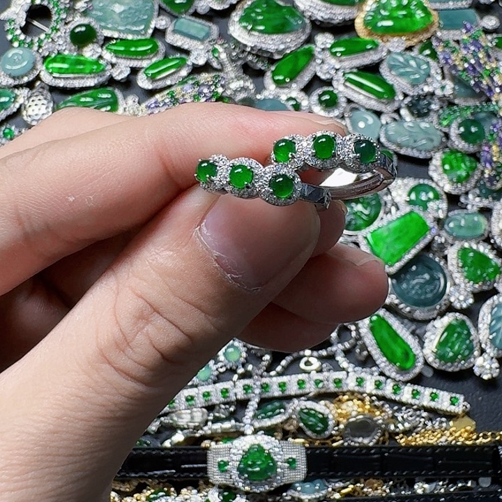 翡翠颈饰未镶嵌天然A货翡翠放漏