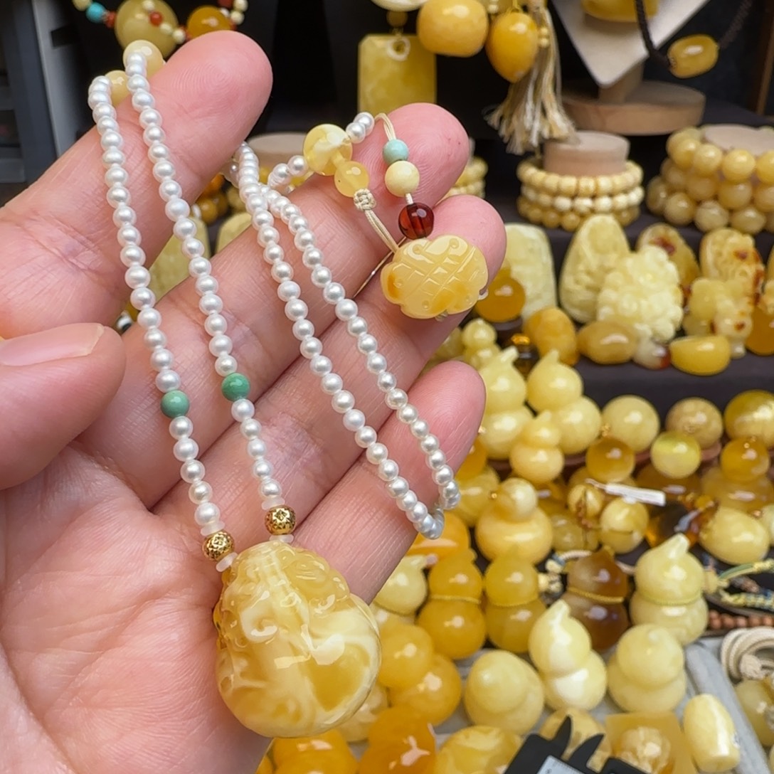 琥珀未镶嵌套链天然俄料溶洞妖花蜜蜡貔貅吊坠