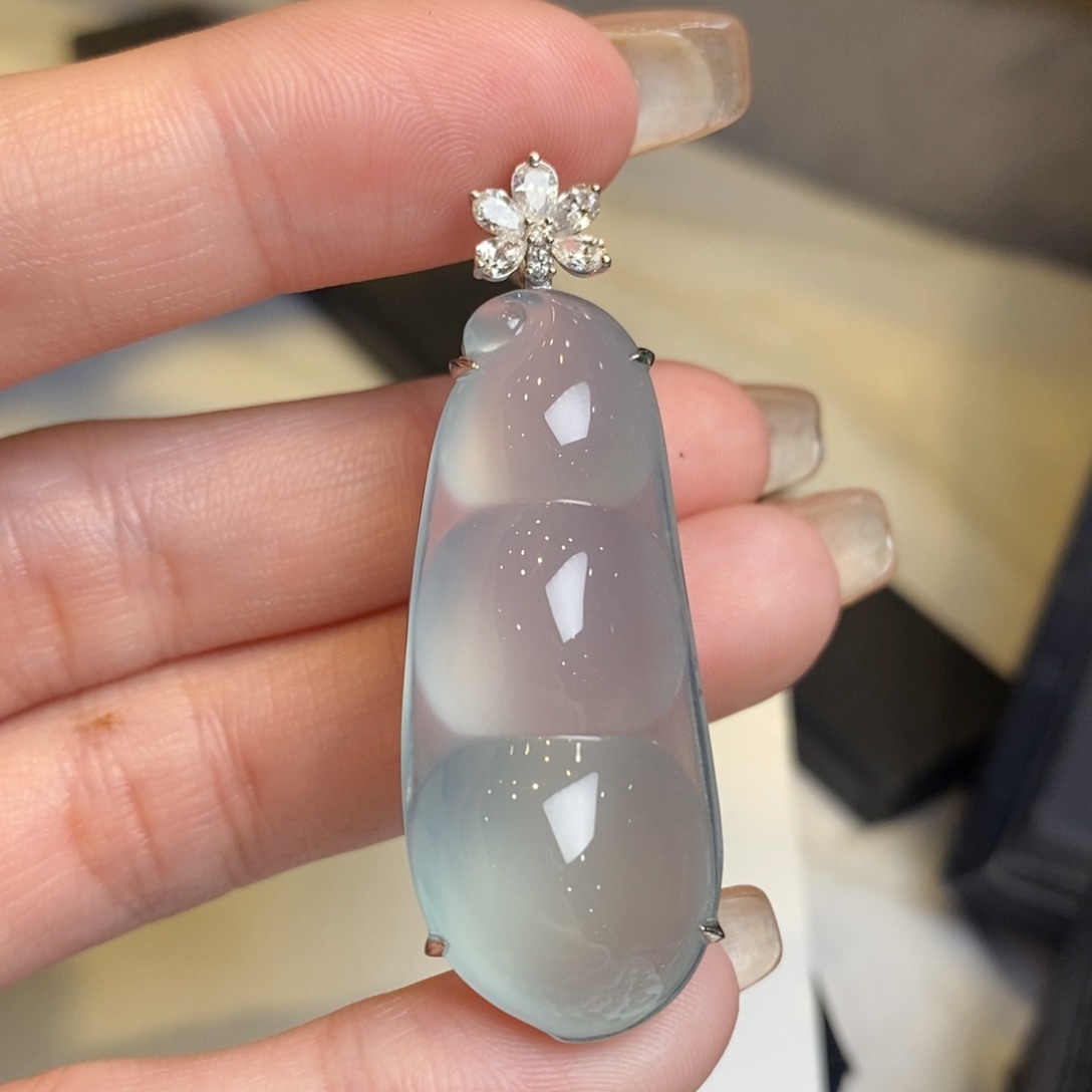 翡翠颈饰18K金镶嵌福豆