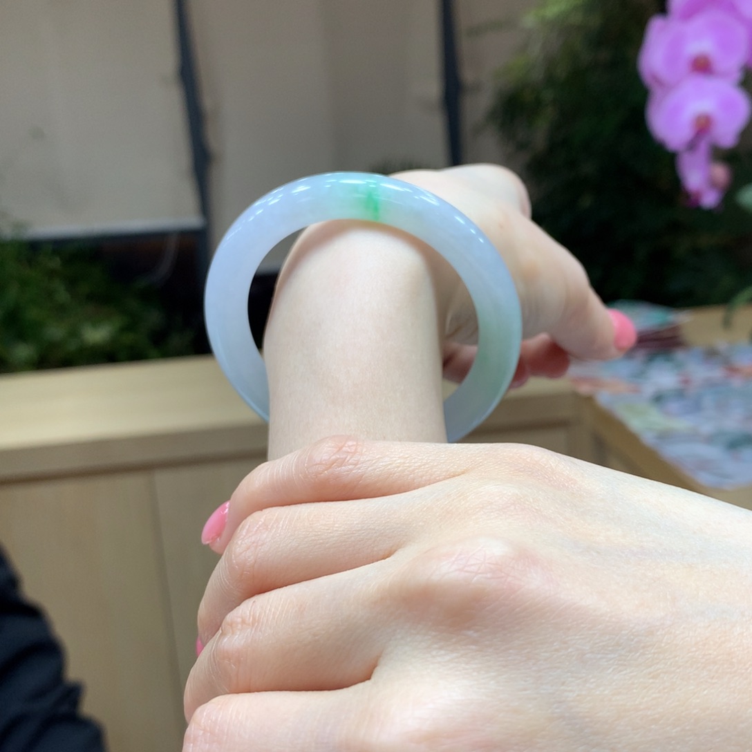 翡翠手镯未镶嵌不退不换