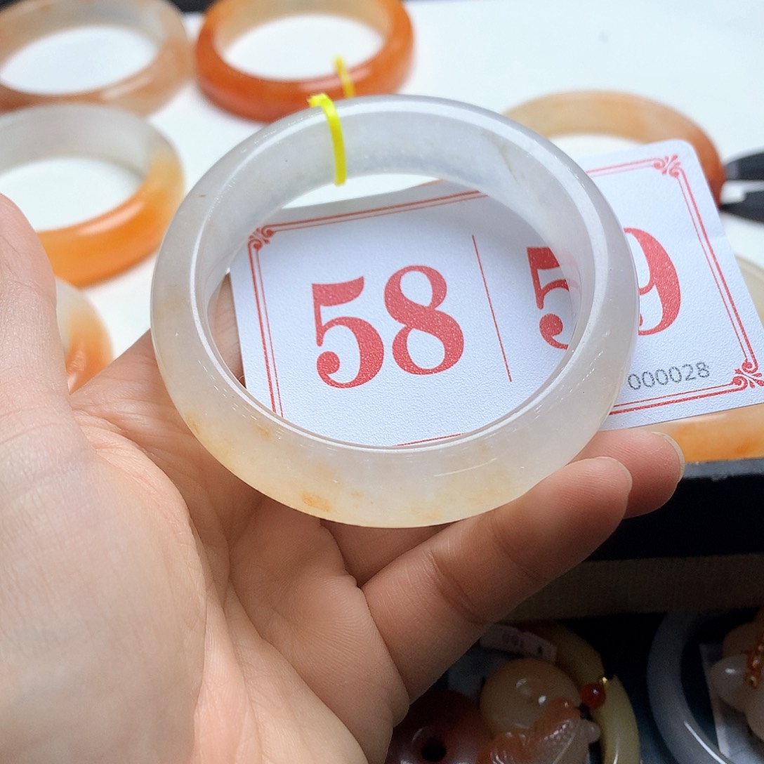 未镶嵌石英质玉（黄龙玉）手镯小****询