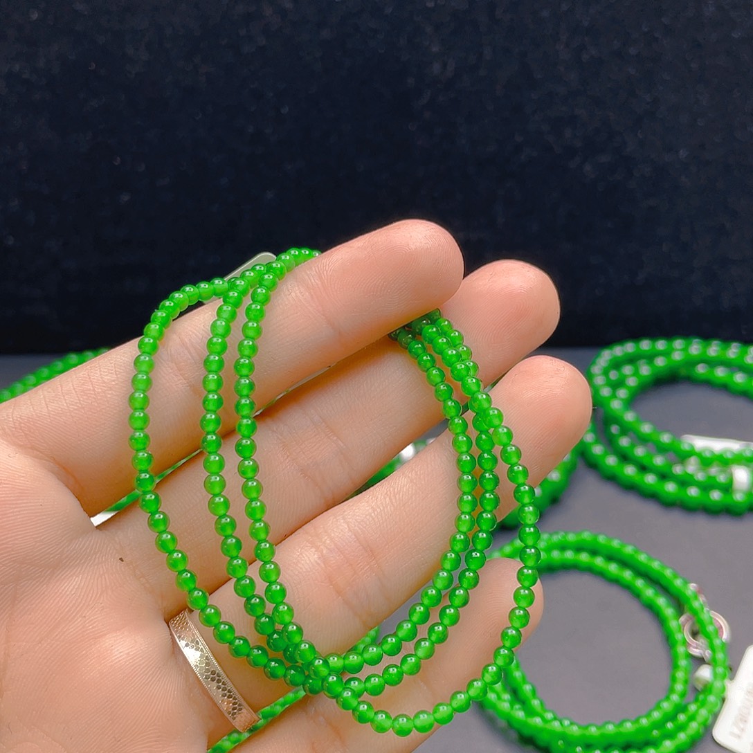 翡翠未镶嵌颈饰      