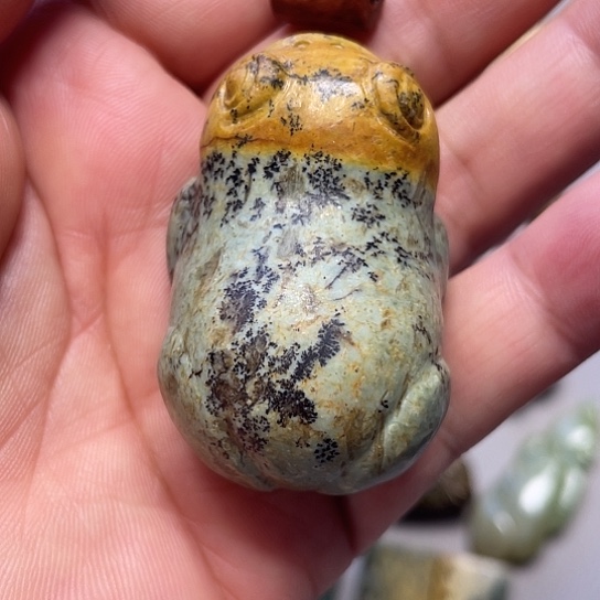 小***草岫岩河磨玉（透闪石质玉）未镶嵌挂件