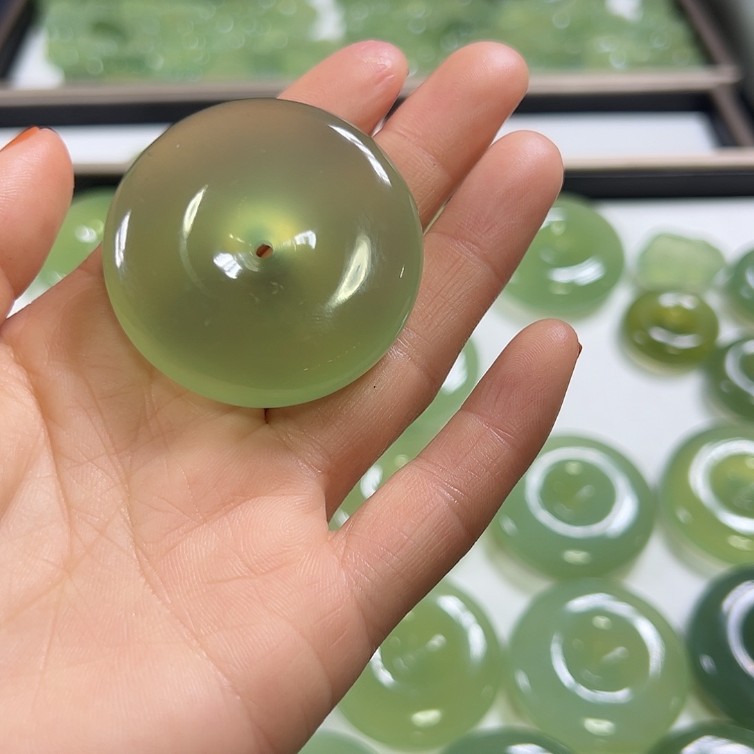 吉***吉蛇纹石玉未镶嵌颈饰