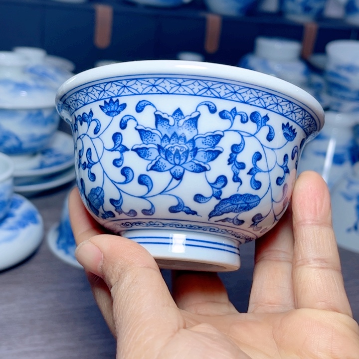 手绘青花缠枝莲压手杯