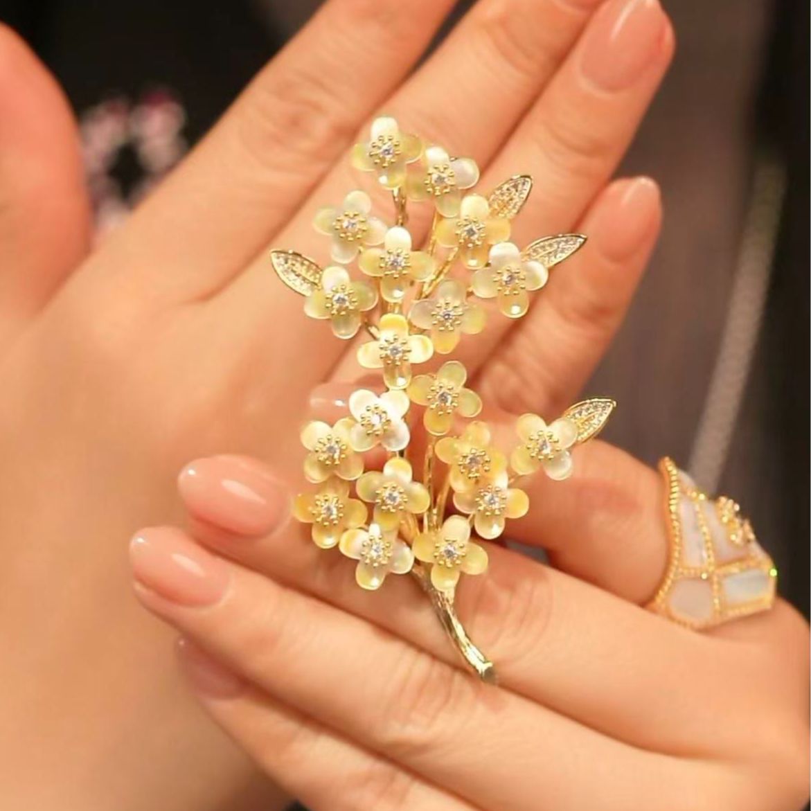 铜合金贝壳胸针 时尚气质百搭金贝桂花胸针6483