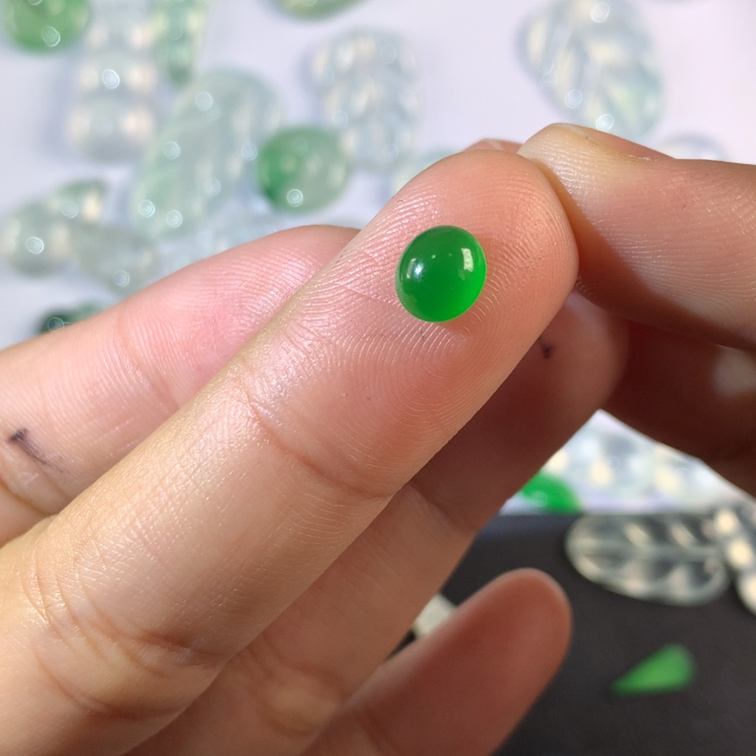 翡翠颈饰未镶嵌蛋