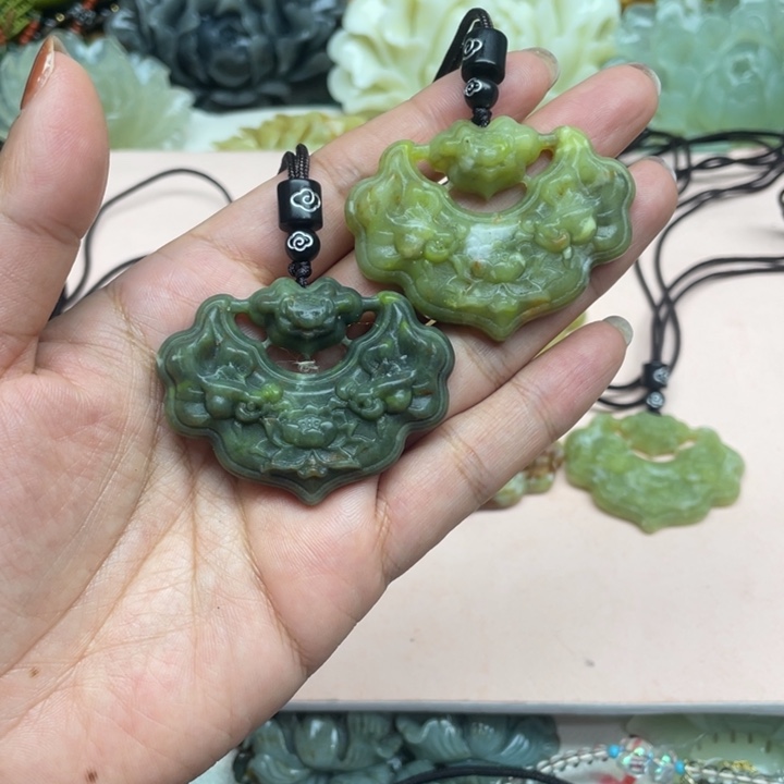 淮***瑜蛇纹石玉未镶嵌颈饰